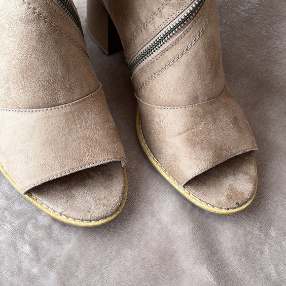 White Mountain Dara Peep Toe Faux Suede Ankle Boots, Size 9.5M - Picture 4 of 15